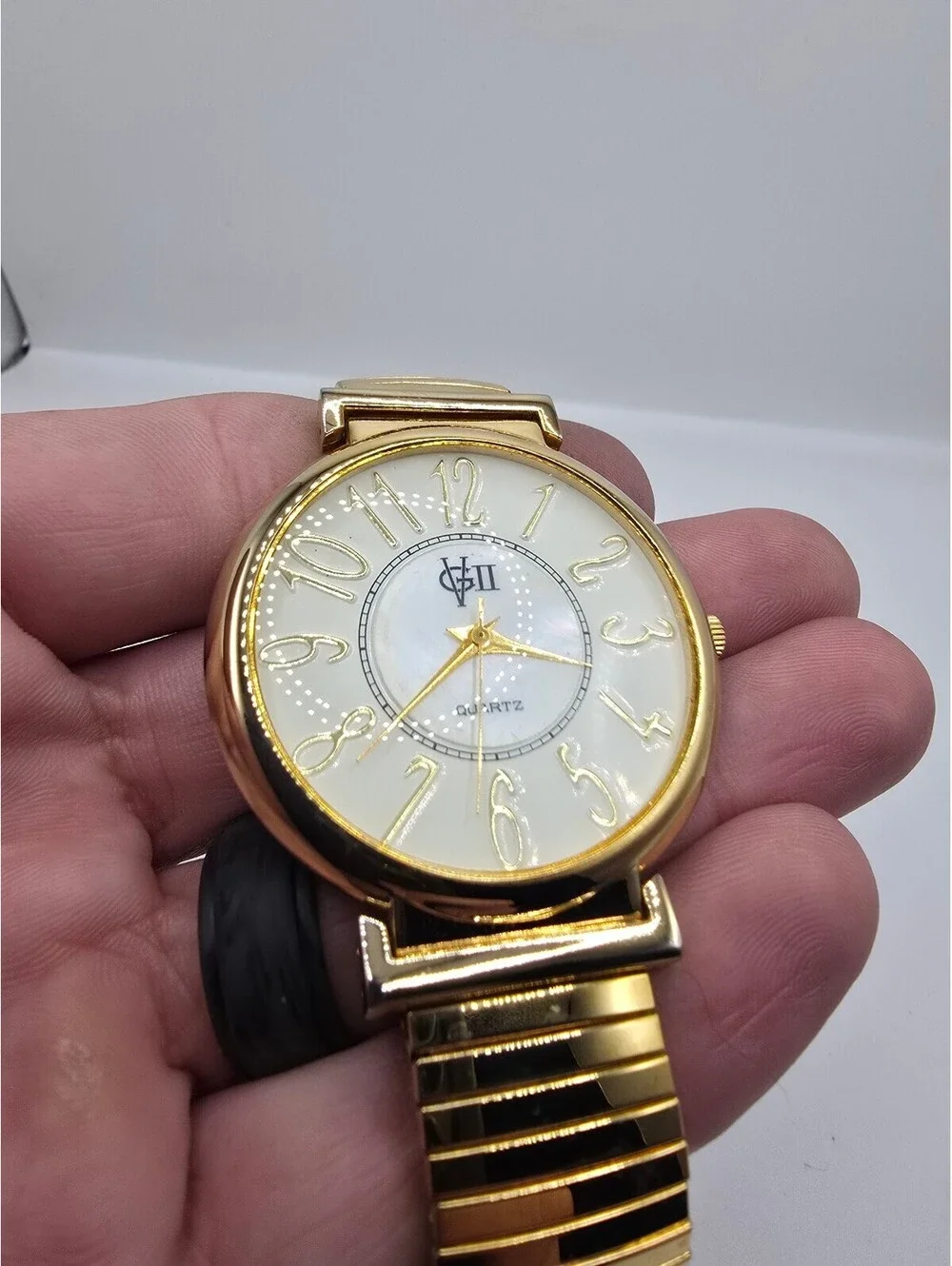 Gloria Vanderbilt Quartz Analog Round Watch White Dial Arabic Gold Tone Stretch